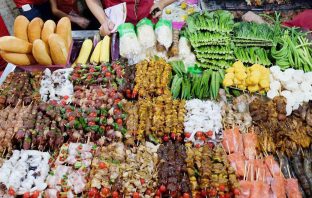 places_for_street_food_in_vietnam